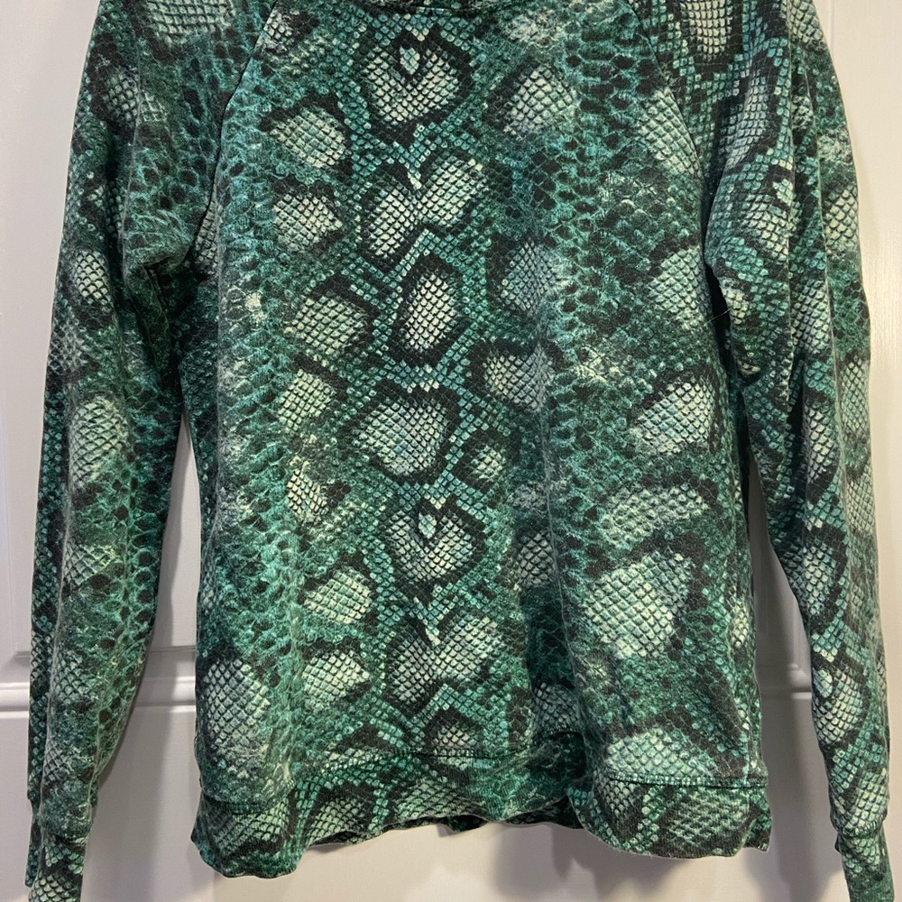 Snake skin crew neck